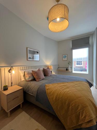 都柏林Sutcliffe House的一间卧室配有一张大床和一盏灯