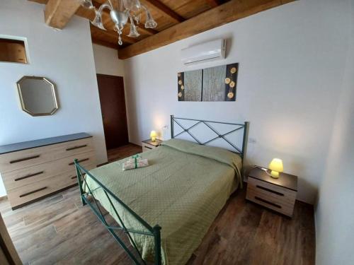 维泰博L'Acero di STALL的一间卧室配有一张床、一个梳妆台和电视。