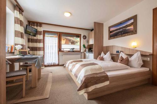 施图拜河谷新施蒂夫特伽斯海姆克鲁巴赫公寓的酒店客房配有一张床、一张书桌和一间厨房。