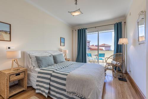 丰沙尔Atlantic Ocean View Apartment的一间卧室设有一张床和一个大窗户