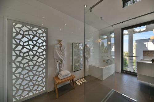 普罗旺斯地区萨隆Monte Alta的一间带步入式淋浴间和玻璃门的浴室