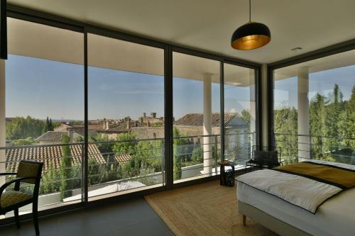普罗旺斯地区萨隆Monte Alta的一间卧室设有床铺和大型玻璃窗