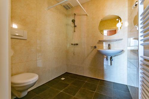KinnumTerschelling Natuurlijk的一间带卫生间和水槽的浴室