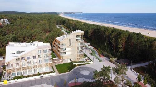 斯维诺乌伊希切Apartamenty Świnoujście - Bałtycki的海滩旁建筑物的空中景观