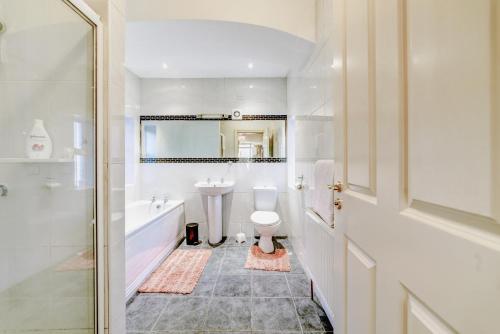 阿马2 Victoria Street的白色的浴室设有水槽和卫生间。