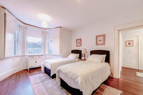 阿马2 Victoria Street的一间卧室设有两张床和窗户。