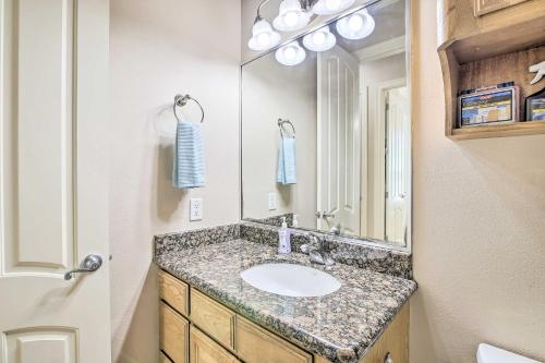 南帕诸岛South Padre Island Condo - 200 Ft to Beach!的一间带水槽和镜子的浴室
