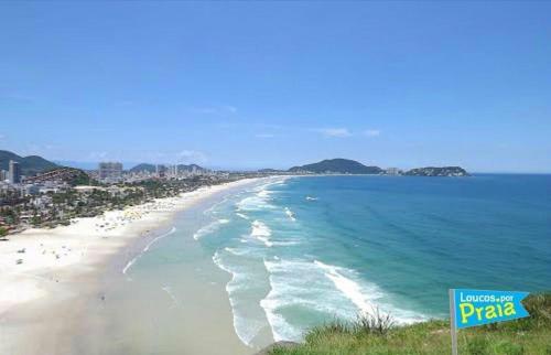 瓜鲁雅Apartamentos Enseada Guaruja的享有海滩和大海的景色