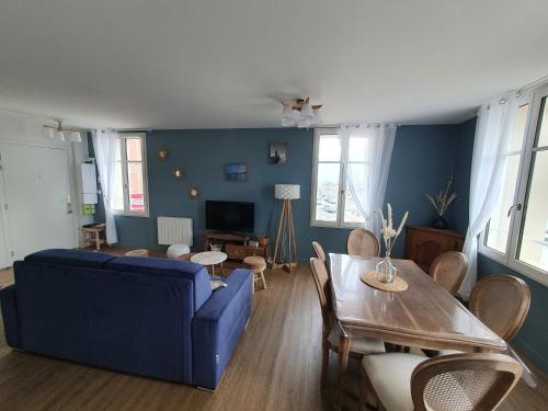 费康La Capitainerie - Fécamp的客厅配有蓝色的沙发和桌子
