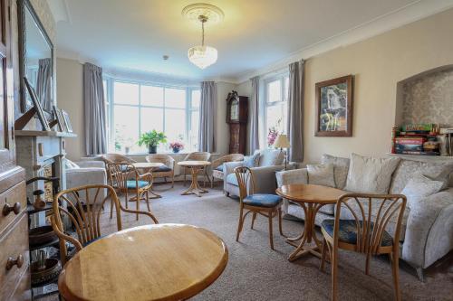 凯西克Dalegarth Guesthouse Portinscale的客厅配有沙发和桌椅