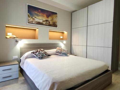 都灵DOMUS LINGOTTO的卧室配有一张带两个枕头的大白色床