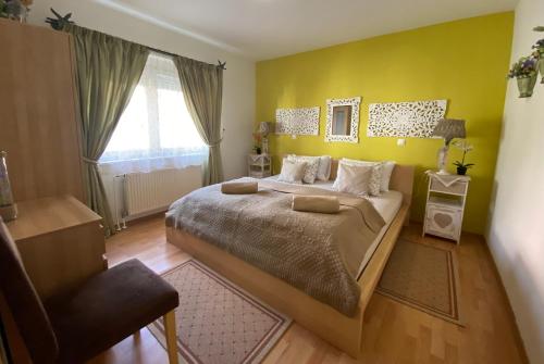 拉什科Apartment BRIONI的一间卧室设有一张大床和黄色的墙壁