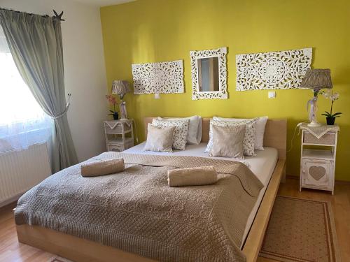 拉什科Apartment BRIONI的一间卧室设有一张黄色墙壁的大床