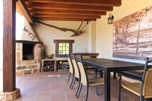 Aldehuela del RincónLa Cantarilla 258的一间带木桌和椅子的用餐室