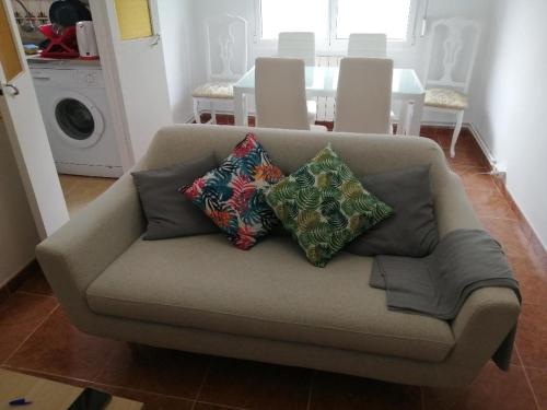 拉·格兰哈·圣·伊尔德La Pequeña Cercona的客厅配有带枕头的沙发。