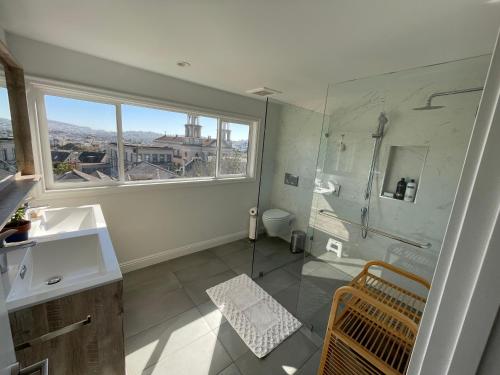 旧金山Beautiful 3 Bed 3 Bath upper house in Bernal Glen的一间带水槽和淋浴及窗户的浴室
