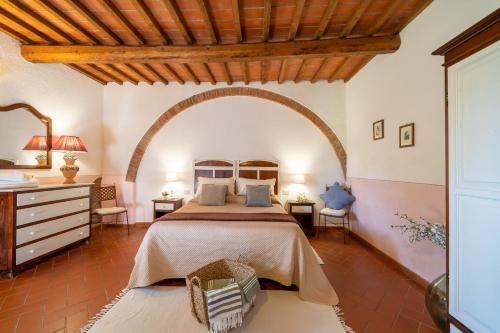 佩乔利区卡纳勒农家乐的一间卧室设有一张床和木制天花板