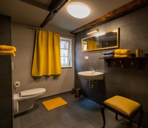 奎德林堡Blauer Stieg的浴室设有黄色的淋浴帘和水槽
