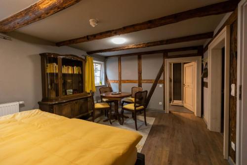 奎德林堡Blauer Stieg的卧室配有一张床和一张桌子及椅子