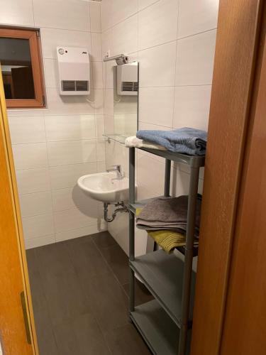 吕本Bungalowdorf Lübben的一间带水槽、卫生间和镜子的浴室