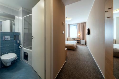 布拉格Hotel Ehrlich Prague的一间带卫生间和淋浴的浴室