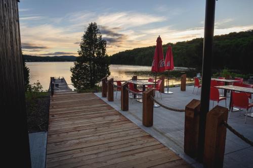 Sainte-Catherine杜切斯内旅游站酒店 - 瑟帕克的湖上带桌椅的木甲板