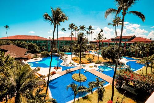 嘎林海斯港Enotel Porto de Galinhas All Inclusive的棕榈树度假村泳池的空中景致