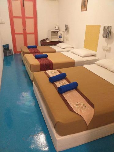 马六甲D Riverside Inn的水房里带几张床的房间
