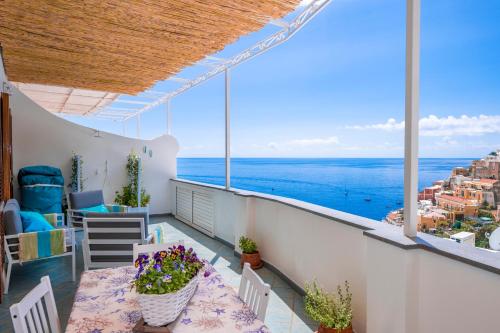 波西塔诺Mamma Mia的阳台配有桌子,享有海景。