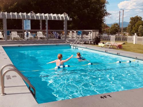 富兰克林卡罗来纳汽车旅馆的两个女孩在游泳池玩耍
