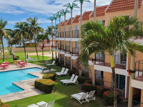 亚武科阿帕拉多帕尔马斯露西亚的享有酒店空中景色,设有游泳池和棕榈树