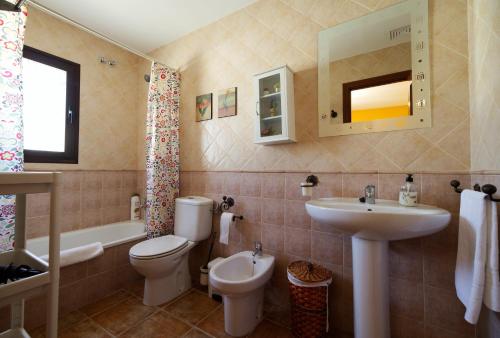 埃尔博斯克Vivienda Rural LA SOÑADA en El Bosque的浴室配有卫生间、盥洗盆和浴缸。