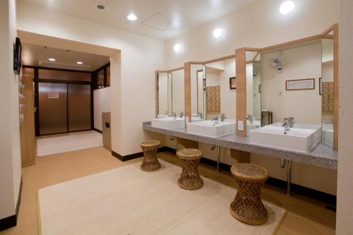 鹿儿岛温泉酒店 中原别庄的浴室设有2个水槽和2面镜子