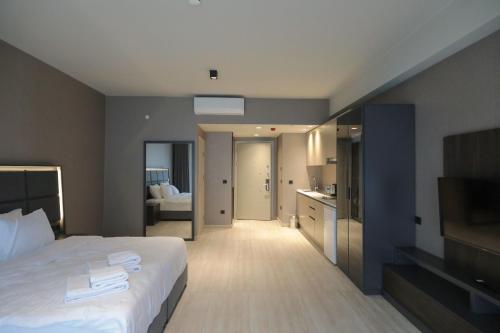 萨卡里亚Hotel54 Luxury Suite的一间酒店客房 - 带一张床和一间浴室