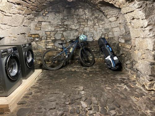 斯特灵Menstrie Castle Stay的停在石墙旁边的自行车