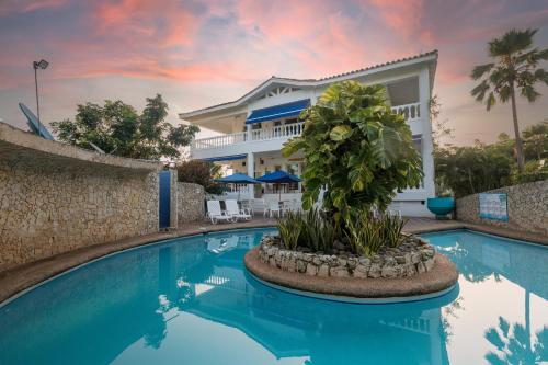 圣安德烈斯阳光海岸宾馆的房屋前的游泳池