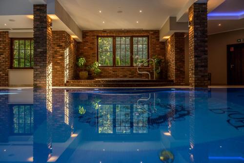 绿山城ForRest Hotel & Restaurant的房屋内的游泳池