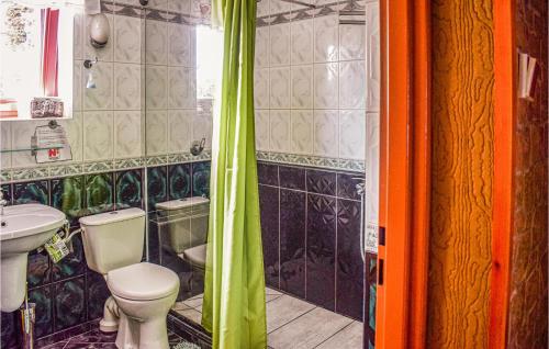达尔沃沃3 Bedroom Stunning Home In Darlowo的一间带卫生间和水槽的浴室