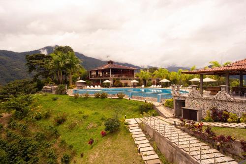 ZamoraHostería Castillo Real的一个带游泳池和房子的度假胜地
