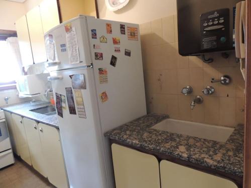 格塞尔镇Edificio Mirasoles的厨房配有白色冰箱和水槽