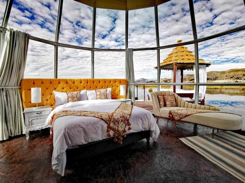 普诺Titicaca Lodge Peru的一间卧室设有一张床和一个大窗户