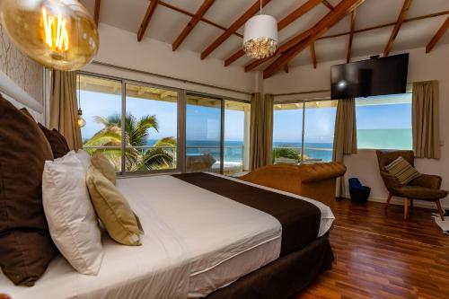 曼克拉Hotel Del Mar Mancora的一间卧室设有一张床,享有海景