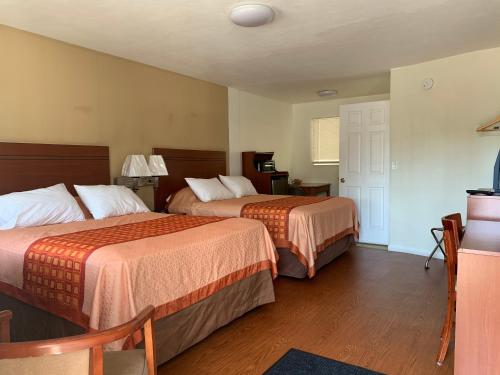 圣罗莎雷德伍德旅馆的酒店客房设有两张床和电视。