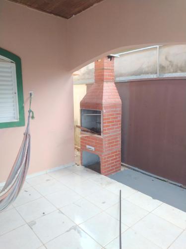 博尼图Casa Bela的房屋内带砖砌壁炉的房间