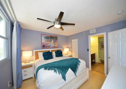 基韦斯特Sunrise Suites by TO的一间卧室配有一张床和吊扇