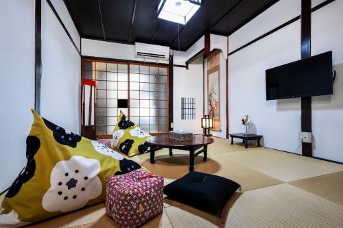 京都Uguisuan 鶯庵的带沙发和电视的客厅