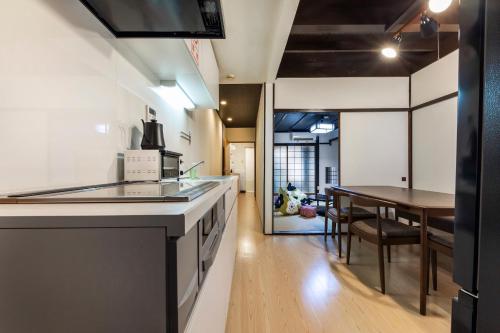 京都Uguisuan 鶯庵的厨房以及带餐桌的用餐室。