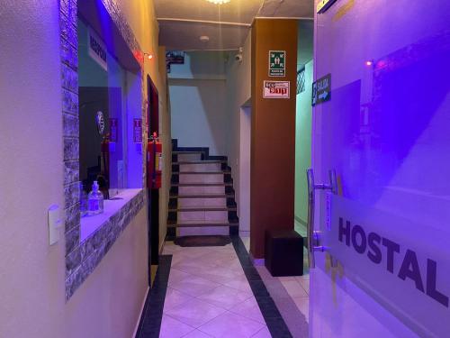 昆卡Hostal el Paraíso的医院的走廊,有紫色的灯