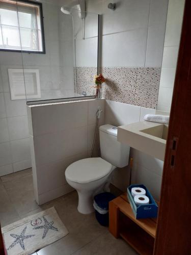 弗洛里亚诺波利斯Residencial Maria Vitoria的一间带卫生间和水槽的浴室
