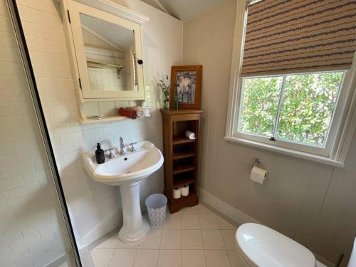 史丹霍普Finney Cottage的一间带水槽和镜子的浴室